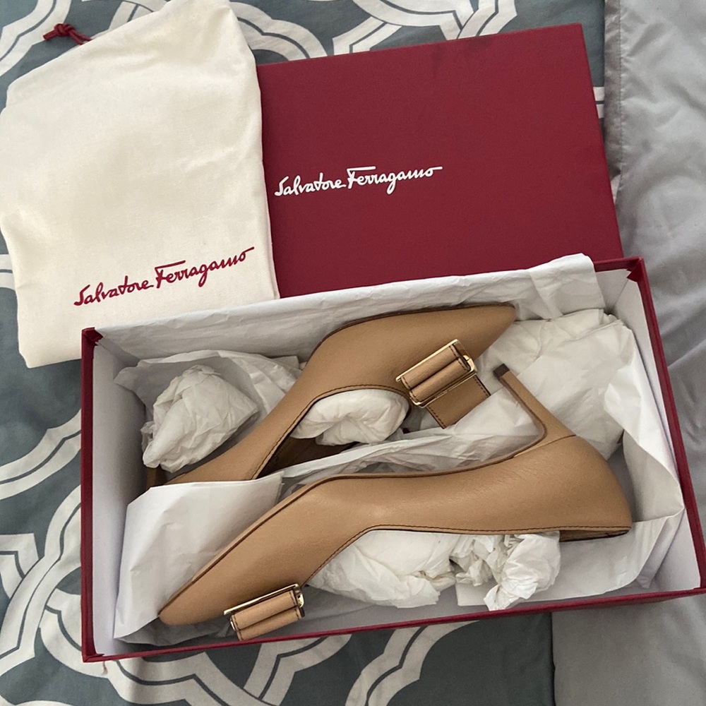 SALVATORE FERRAGAMO SIZE 8